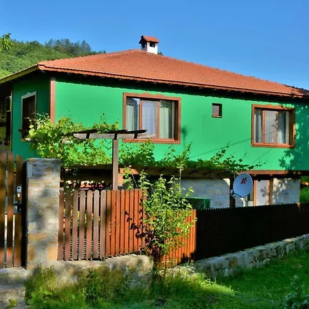 къща край реката/ House By The River Villa Vetrintsi