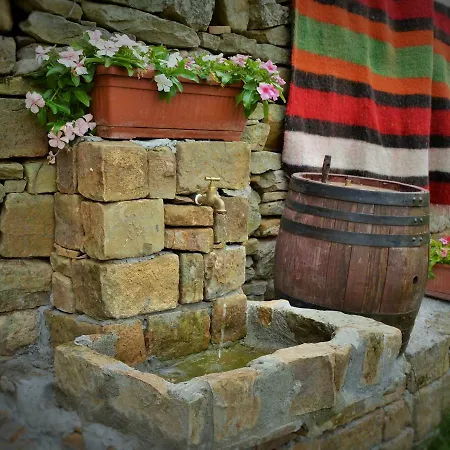 къща край реката/ House By The River 빌라