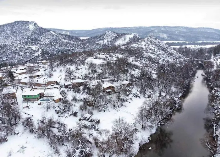 къща край реката/ House By The River Villa Vetrintsi